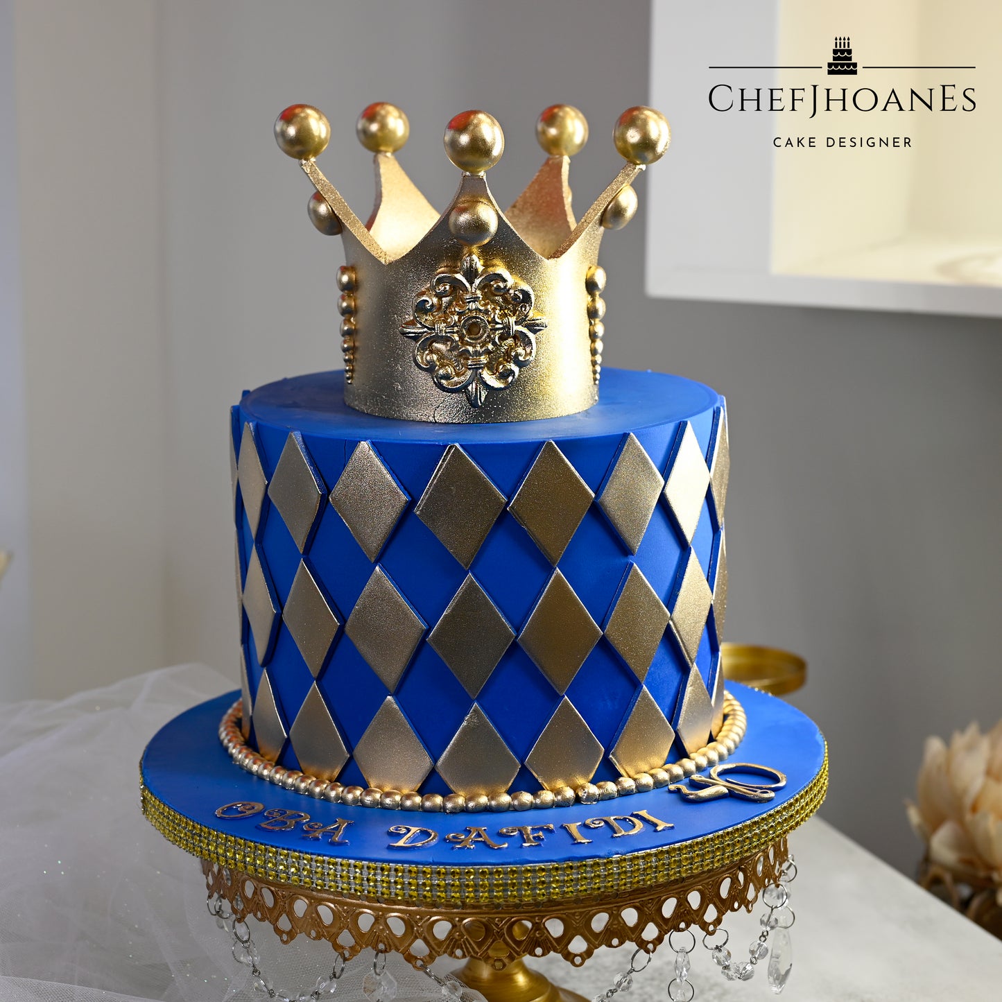 Crown cake. Feed 25 cake.